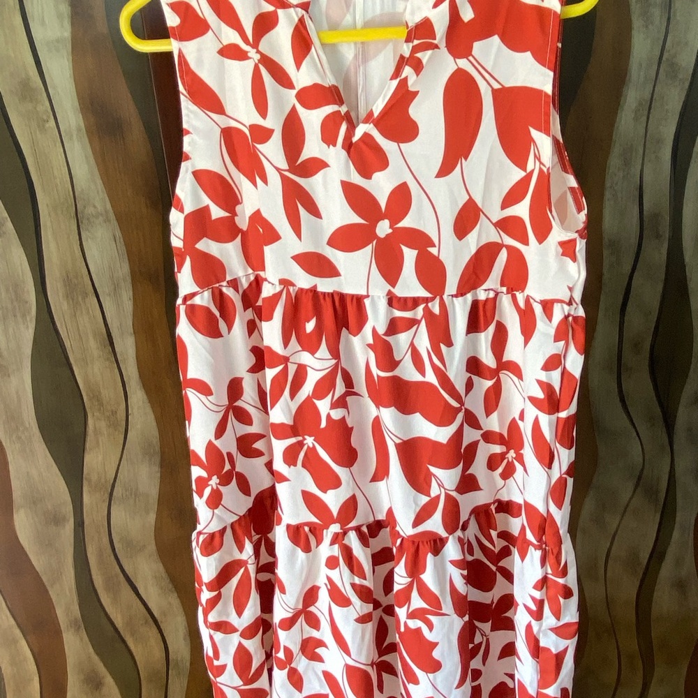 NWOT, Unbranded Women’s Plant print Notch neck Ruffle Hem, size Large
